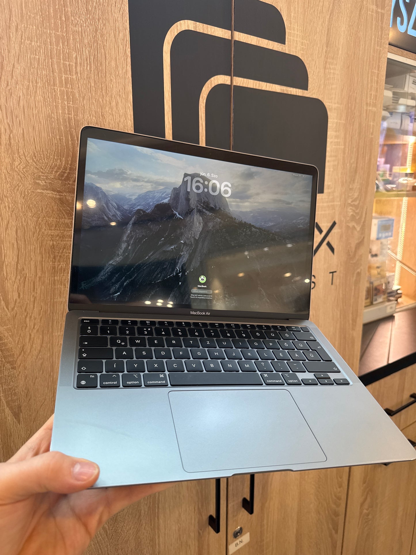 Apple MacBook Air 2020 M1 13' 8/256GB 1 év garancia FRONT CAM OFF